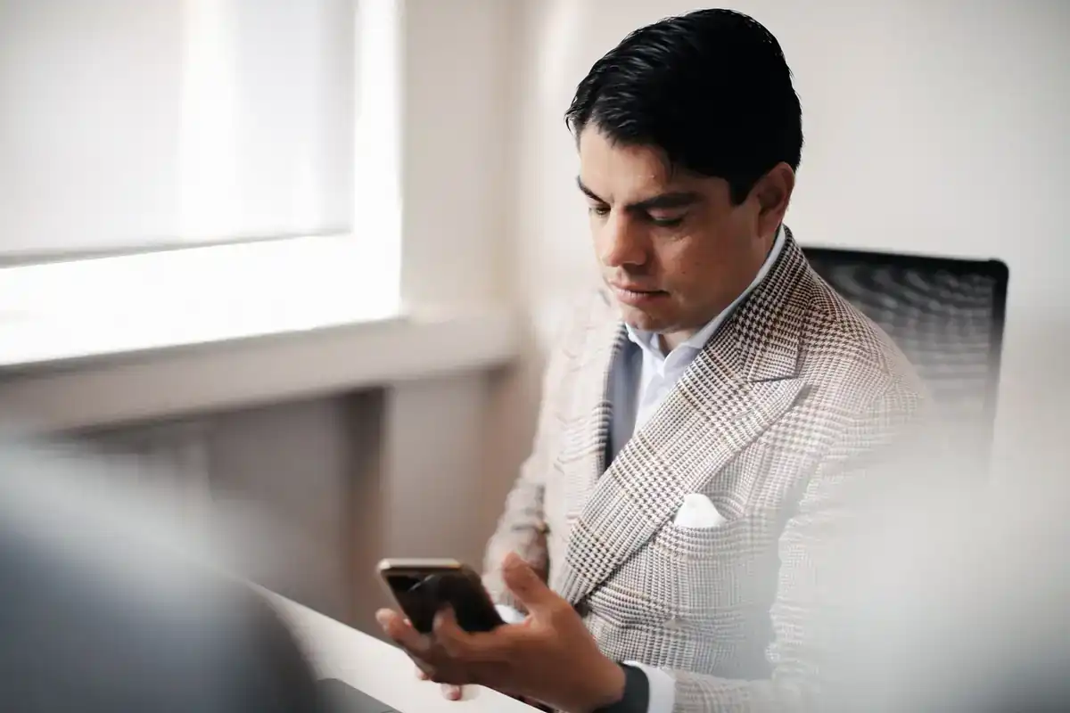 Medarbetare på Informa arbetar med extern annonsförsäljning för mediehus