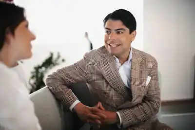 Medarbetare på Informa arbetar med kvalificerad B2B-mötesbokning