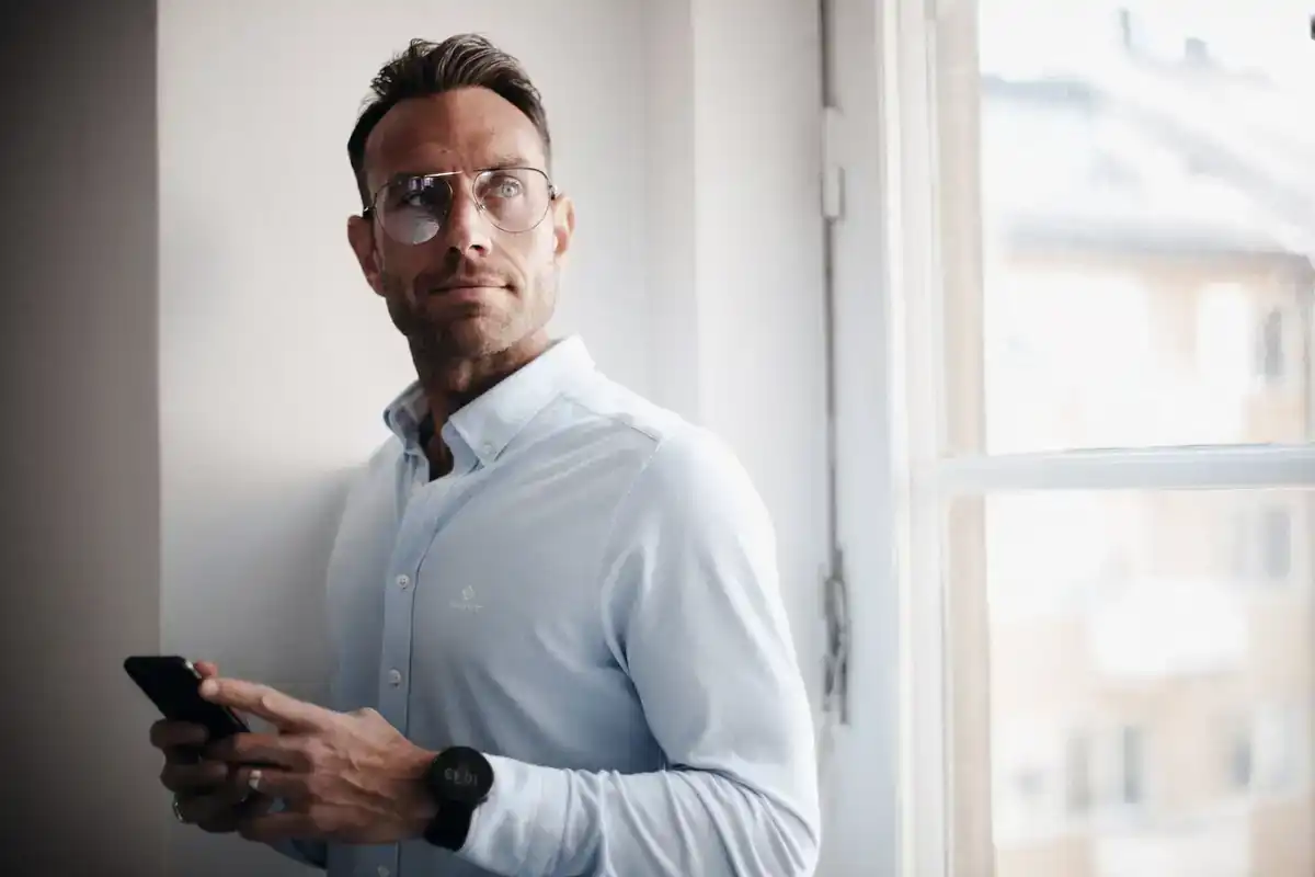 Medarbetare på Informa i kontorsmiljö, säljbolag inom annonsförsäljning och mötesbokning