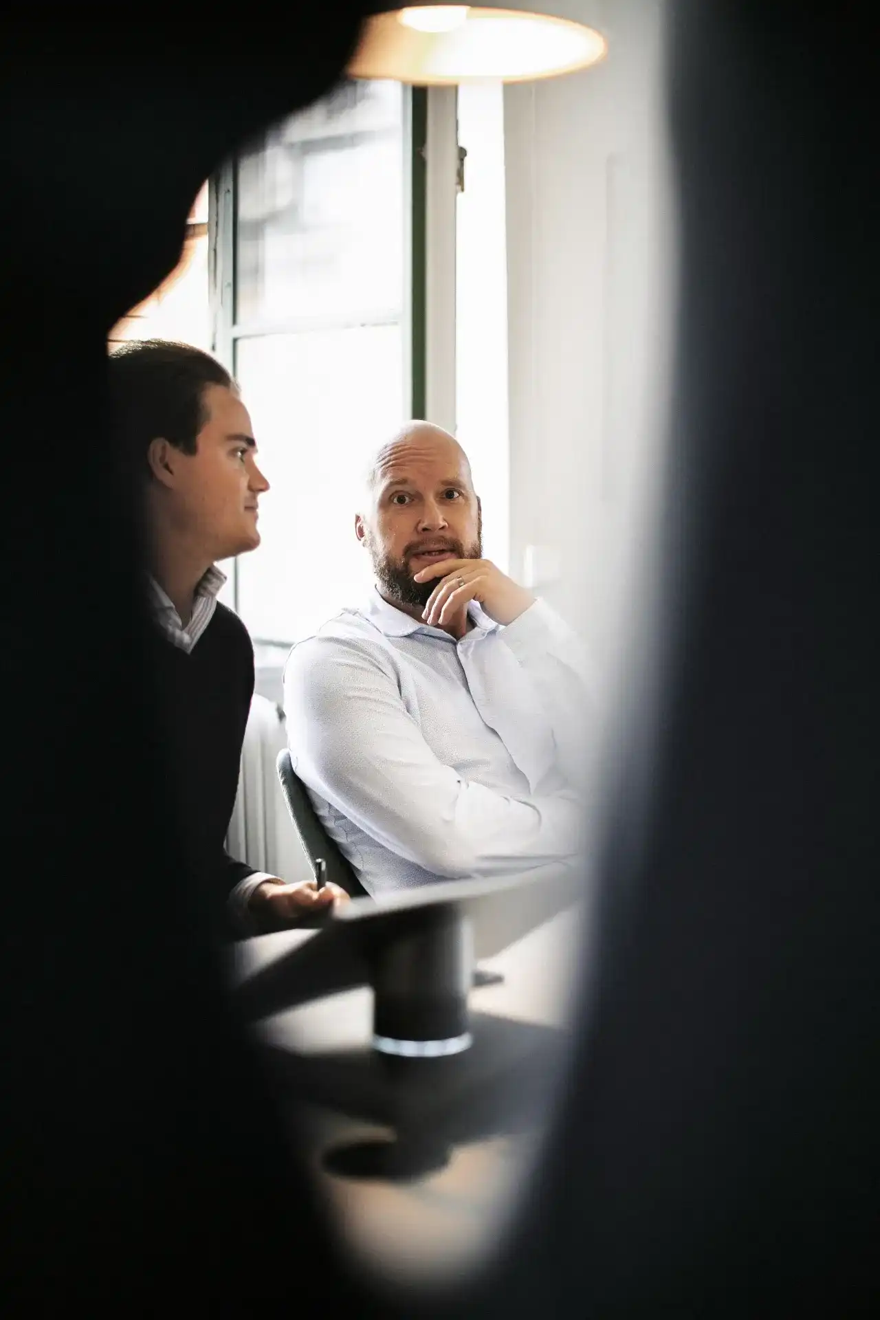 Informas säljteam i strategimöte kring B2B-mötesbokning och annonsförsäljning